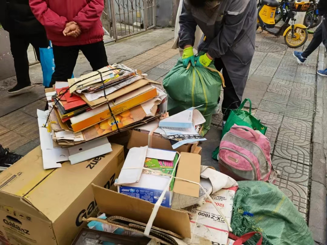 “聚焦基层劳动者之美”系列报道之三：走街串巷的废品回收人 夏体雷 摄