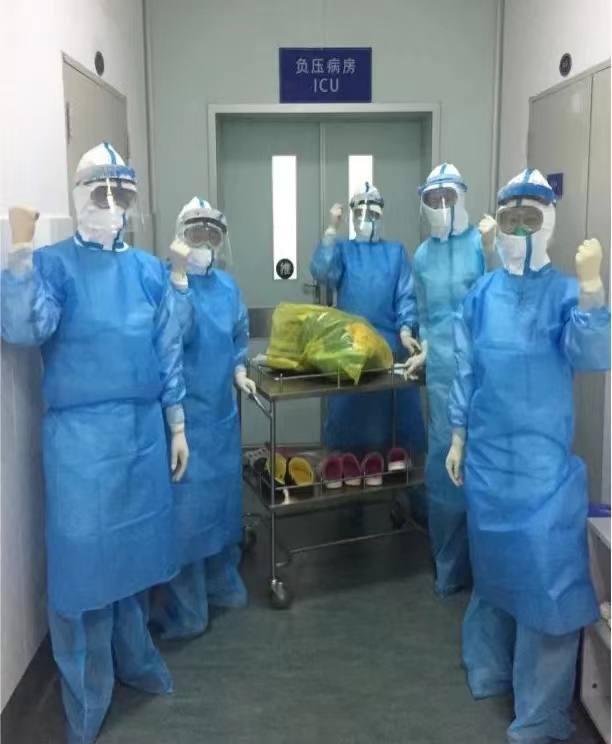 聚焦基层劳动者｜“与毒共舞”的白衣战士（云南省传染病医院 供图）