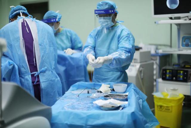 聚焦基层劳动者｜“与毒共舞”的白衣战士（云南省传染病医院 供图）