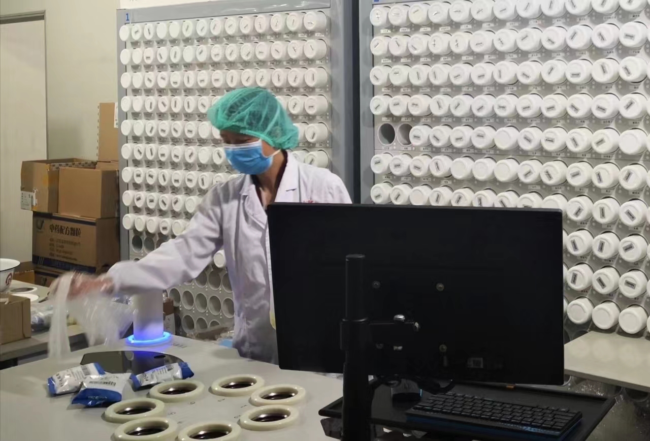 聚焦基层劳动者｜“与毒共舞”的白衣战士（云南省传染病医院 供图）