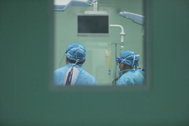 聚焦基层劳动者｜“与毒共舞”的白衣战士（云南省传染病医院 供图）