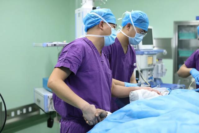 聚焦基层劳动者｜“与毒共舞”的白衣战士（云南省传染病医院 供图）