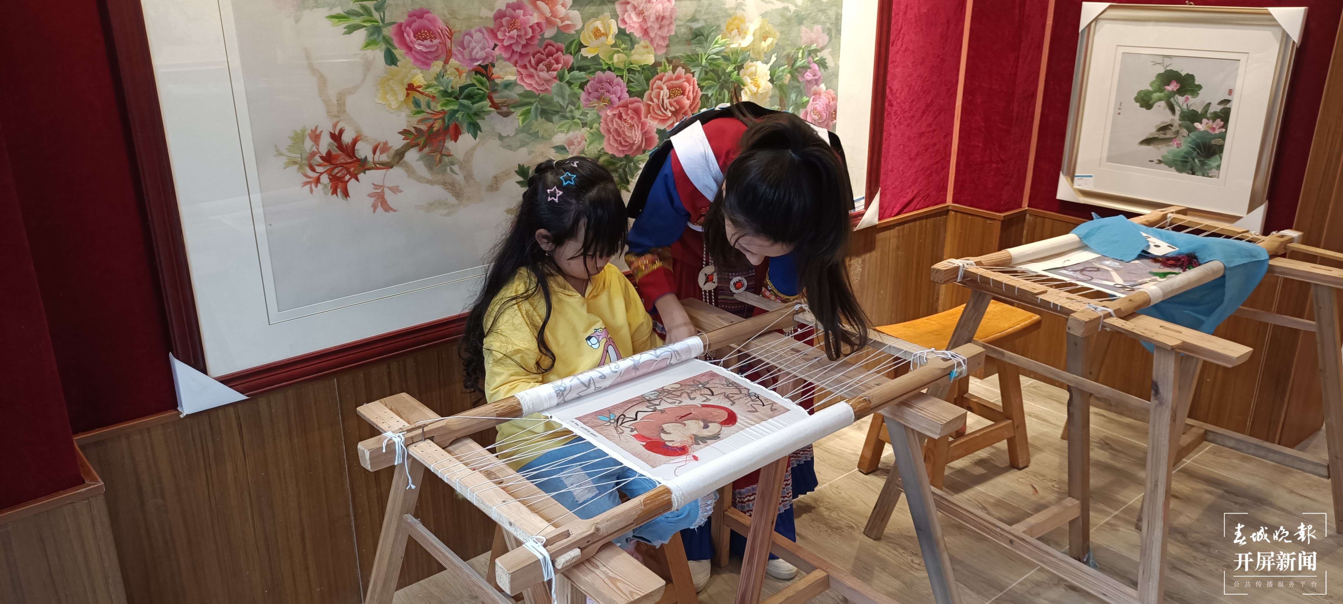 90后“绣娘”用双手绣出“五彩生活（ 开屏新闻记者 张田睿 摄）