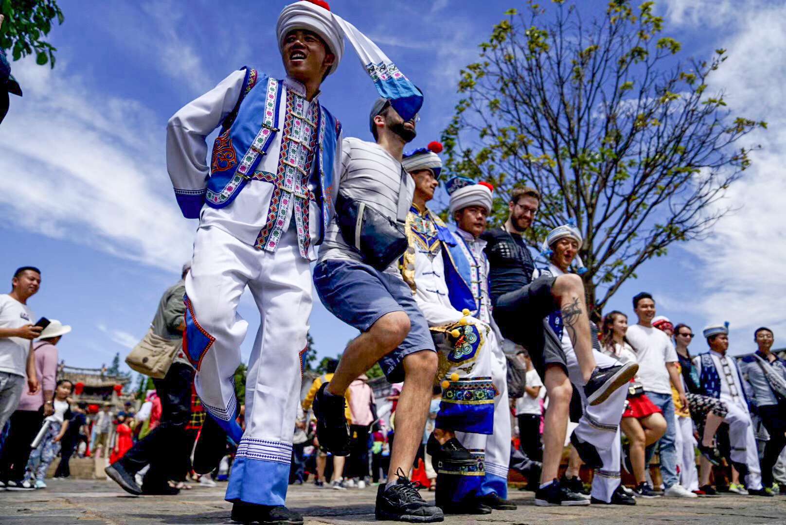 这个五一，来云南民族村和白族同胞一起“绕三灵”吧（供图）