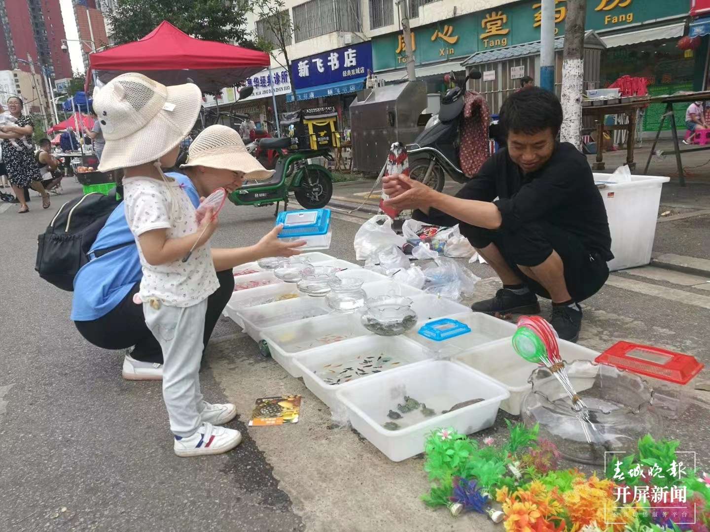 聚焦基层劳动者｜摆地摊的生活梦想家（春城晚报-开屏新闻记者 夏体雷 摄）