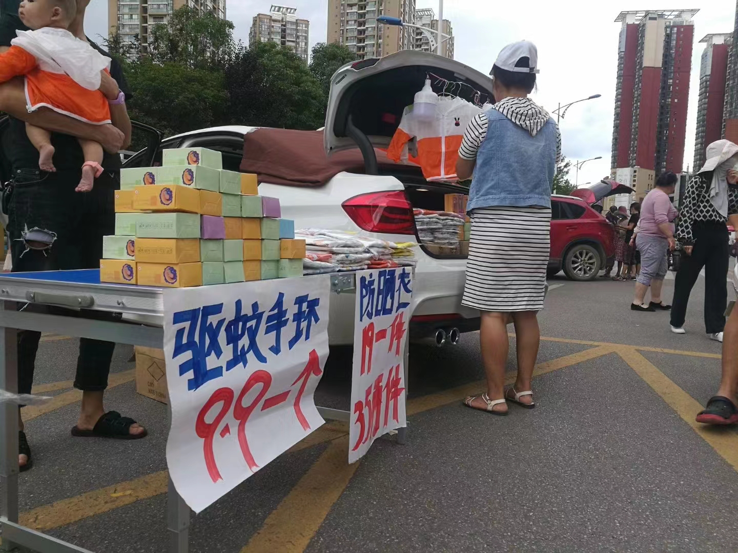 聚焦基层劳动者｜摆地摊的生活梦想家（春城晚报-开屏新闻记者 夏体雷 摄）