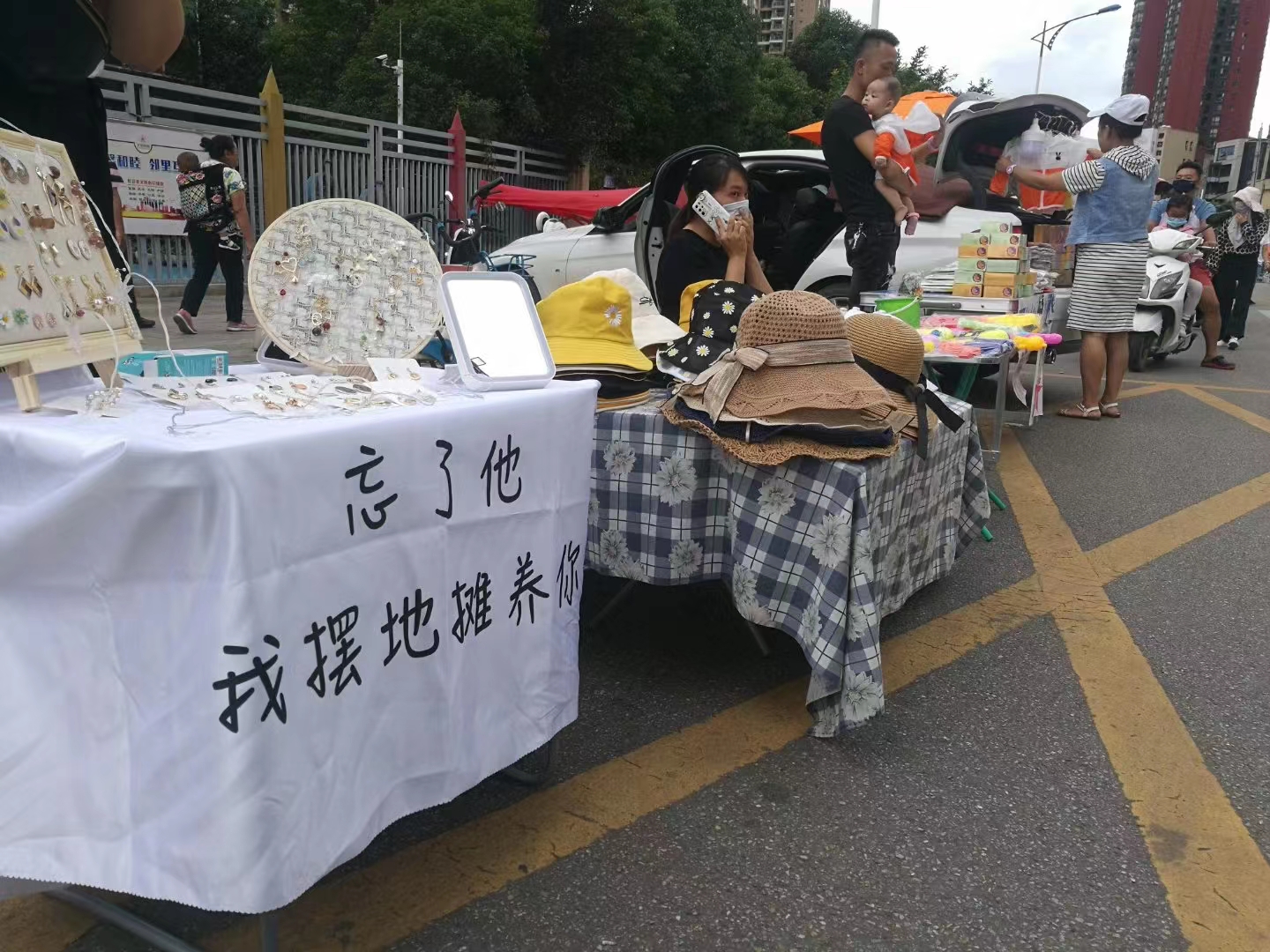 聚焦基层劳动者｜摆地摊的生活梦想家（春城晚报-开屏新闻记者 夏体雷 摄）