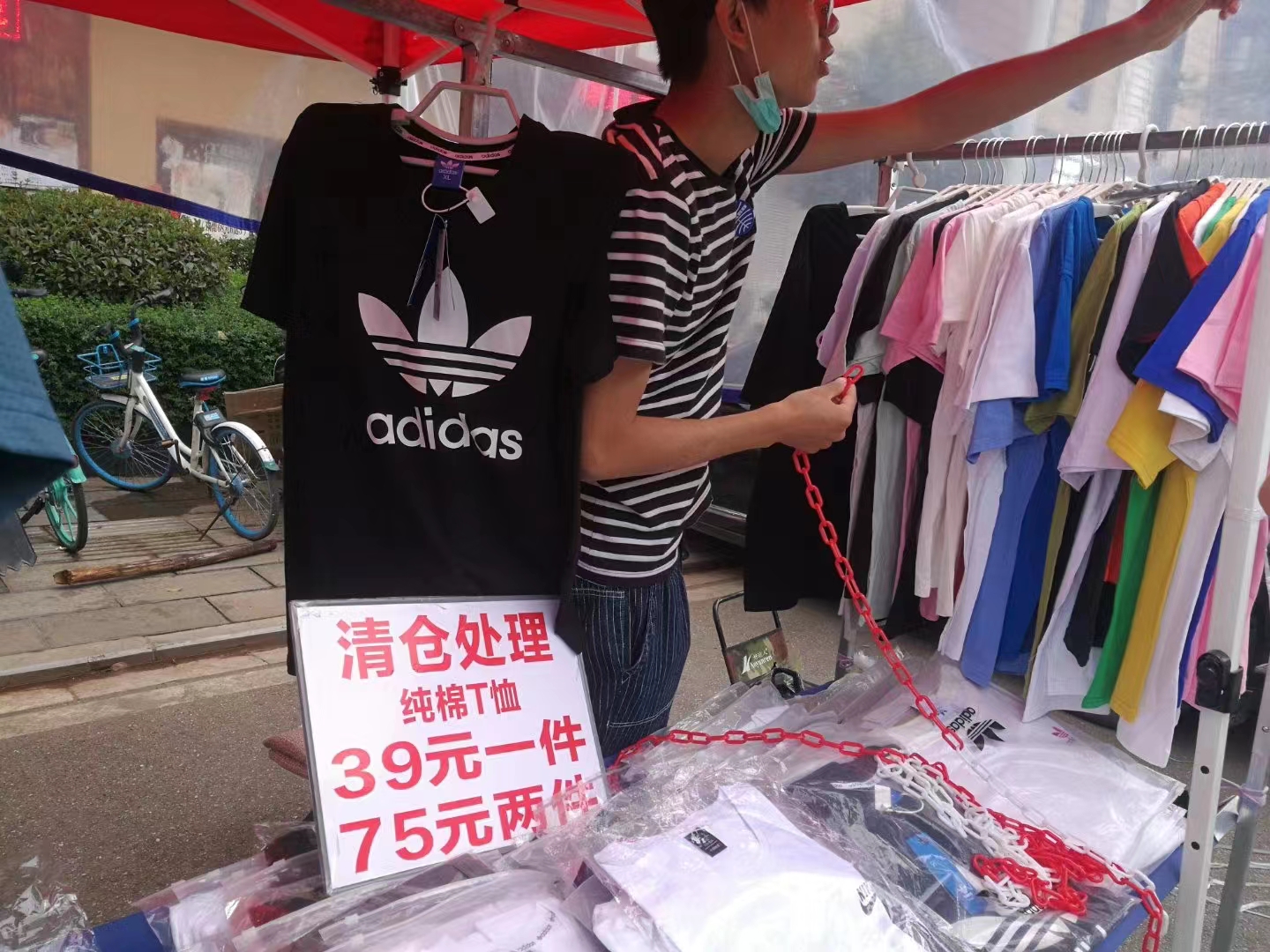 聚焦基层劳动者｜摆地摊的生活梦想家（春城晚报-开屏新闻记者 夏体雷 摄）