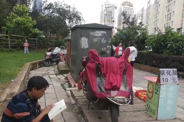聚焦基层劳动者｜摆地摊的生活梦想家（春城晚报-开屏新闻记者 夏体雷 摄）