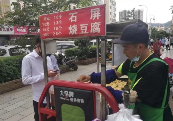 聚焦基层劳动者｜摆地摊的生活梦想家（春城晚报-开屏新闻记者 夏体雷 摄）