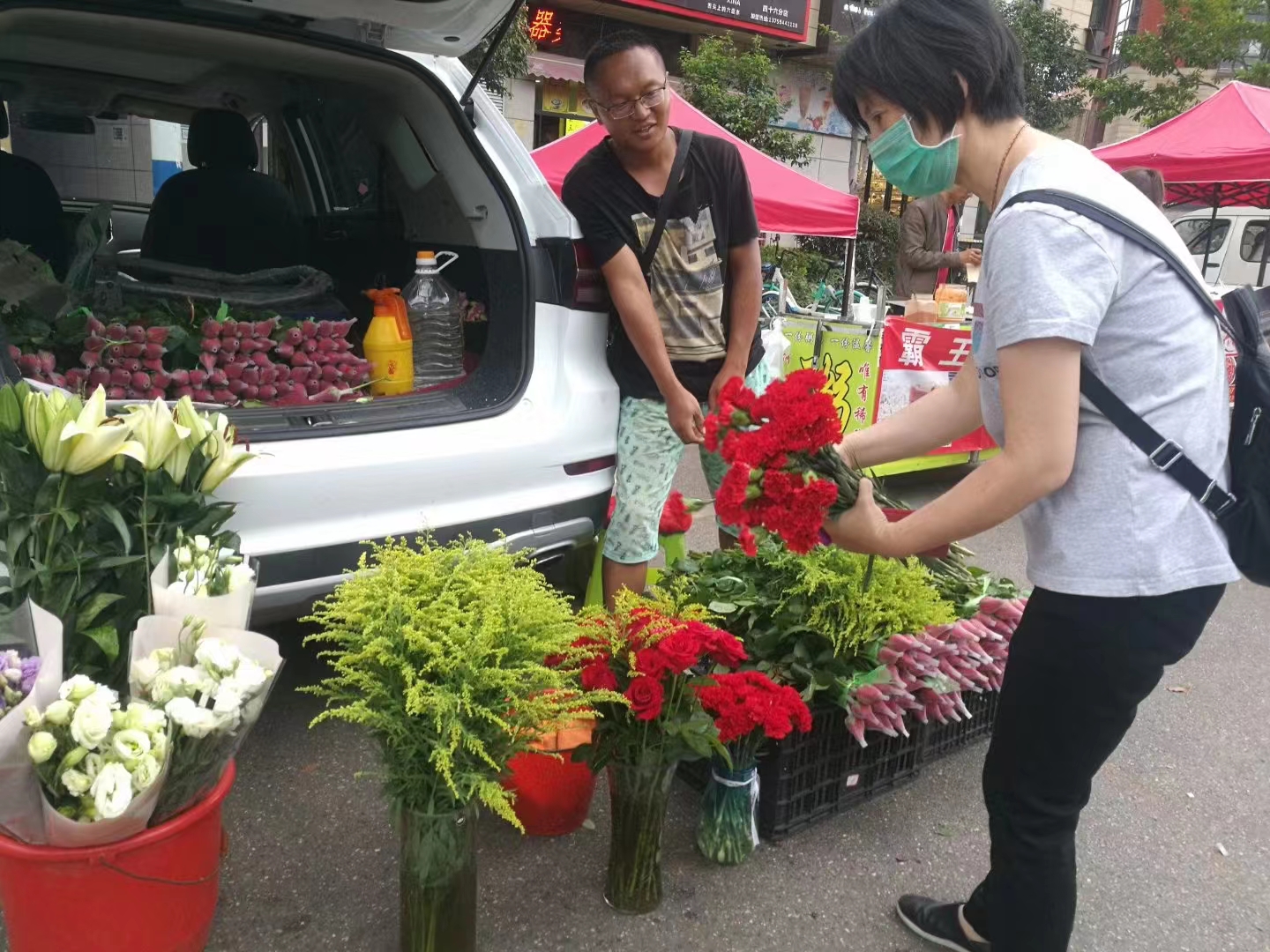 聚焦基层劳动者｜摆地摊的生活梦想家（春城晚报-开屏新闻记者 夏体雷 摄）