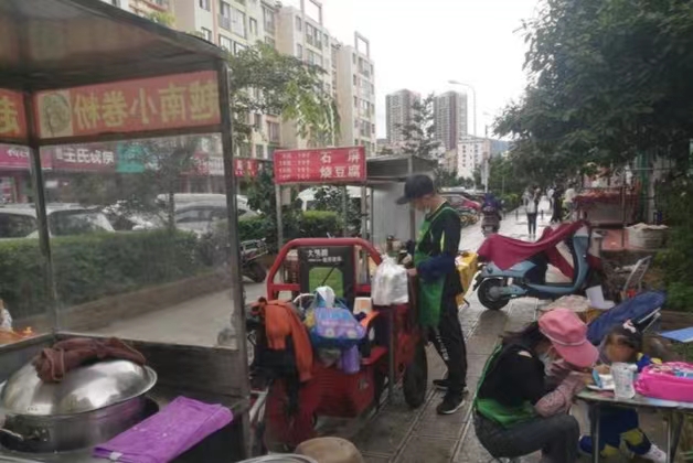 聚焦基层劳动者｜摆地摊的生活梦想家（春城晚报-开屏新闻记者 夏体雷 摄）