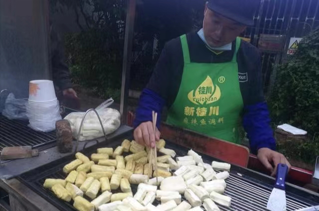 聚焦基层劳动者｜摆地摊的生活梦想家（春城晚报-开屏新闻记者 夏体雷 摄）