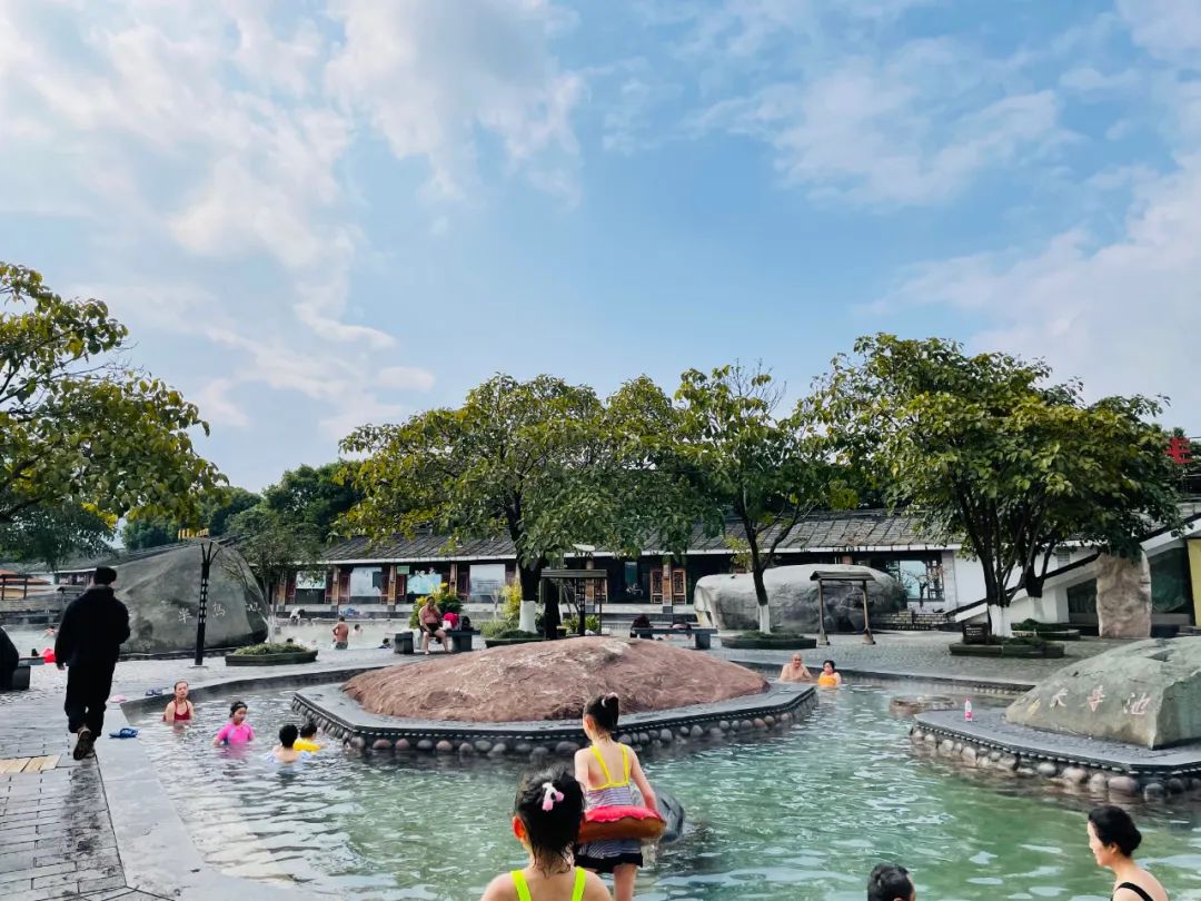 泡温泉，打水仗，吃美食！昭通水富西部大峡谷景区喊你来耍~（供图）