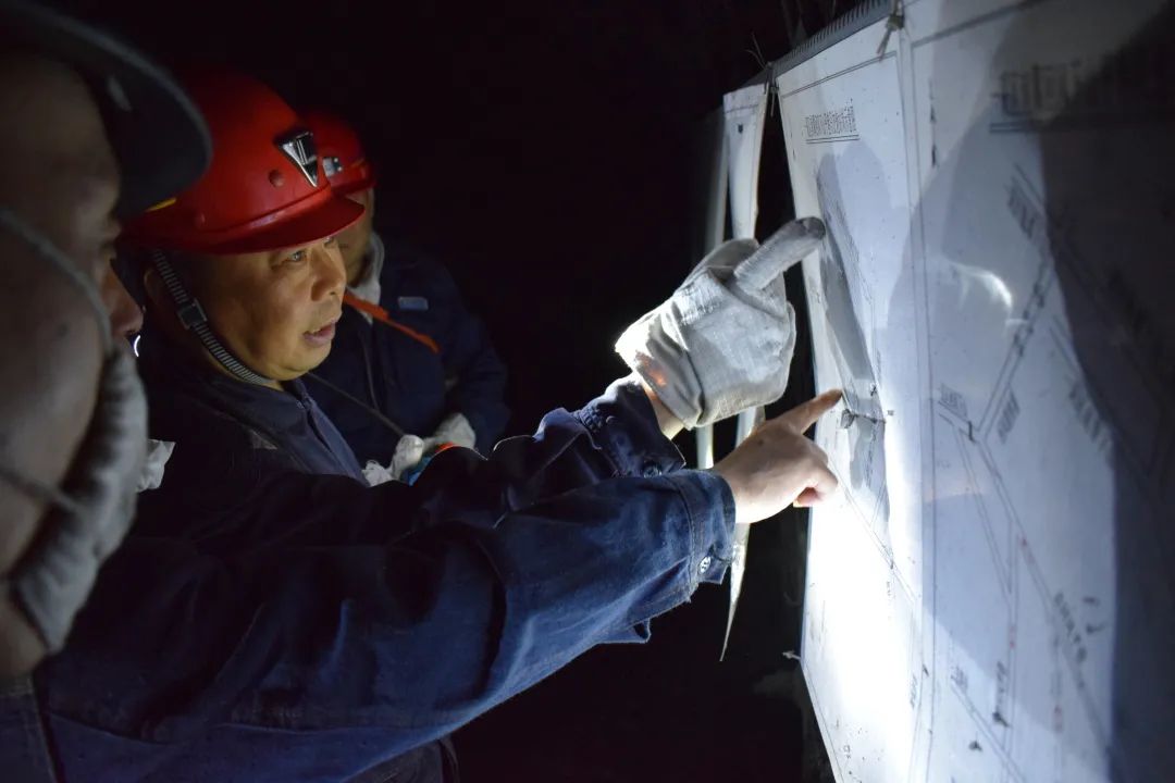 聚焦基层劳动者| 矿井深处的安全守护人(开屏新闻记者 夏体雷 通讯员 李朝贵 摄)