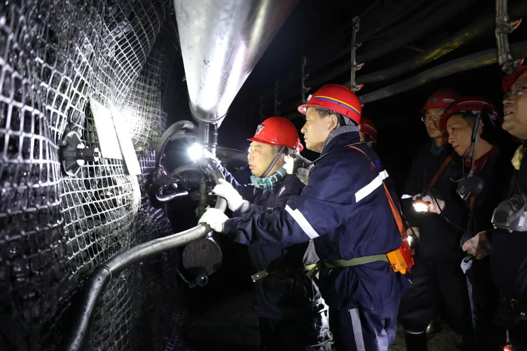 聚焦基层劳动者| 矿井深处的安全守护人(开屏新闻记者 夏体雷 通讯员 李朝贵 摄)