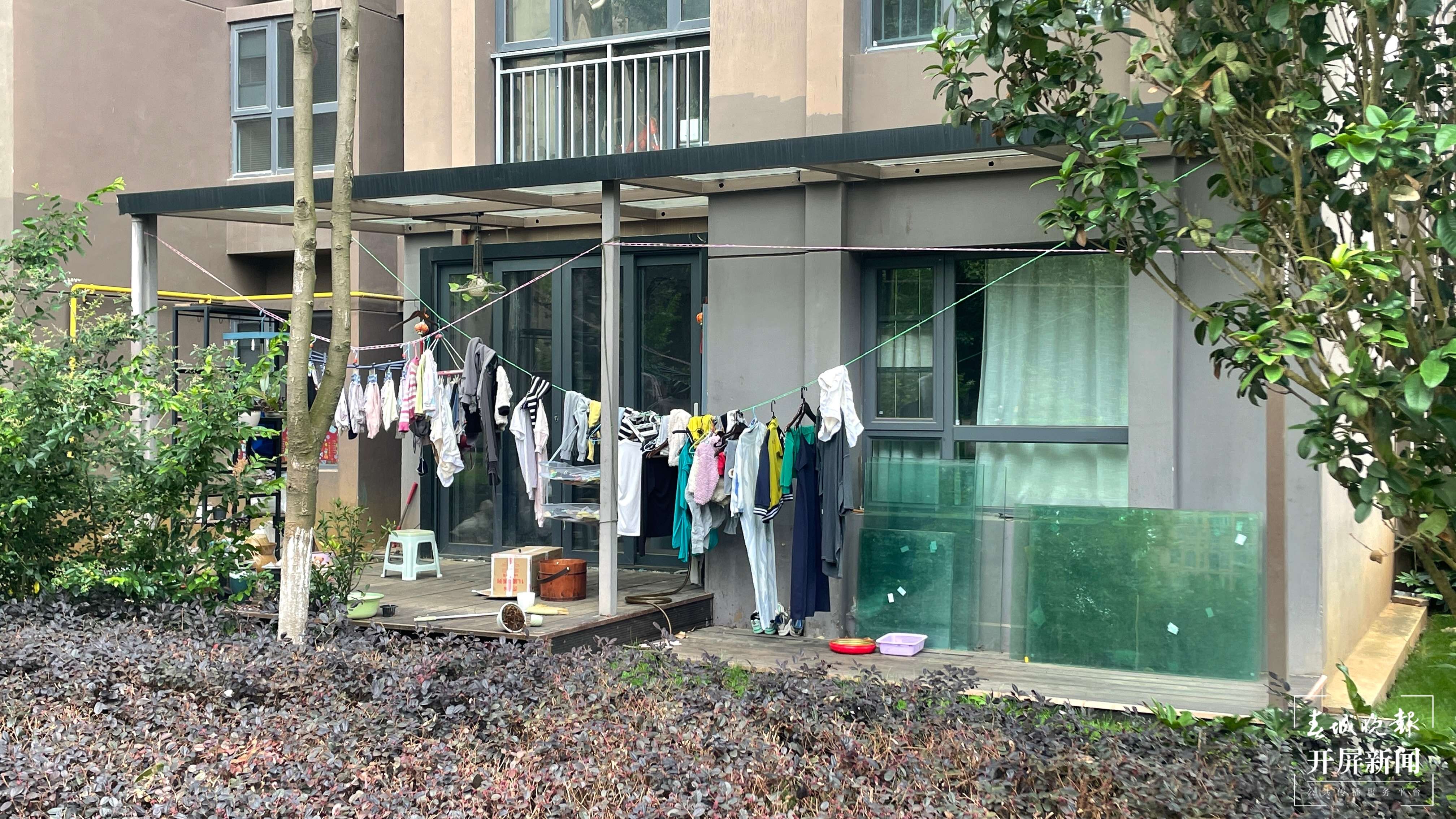 昆明一小区业主私圈公共绿地建成自家“后花园”(开屏新闻记者 马艺宁 摄)