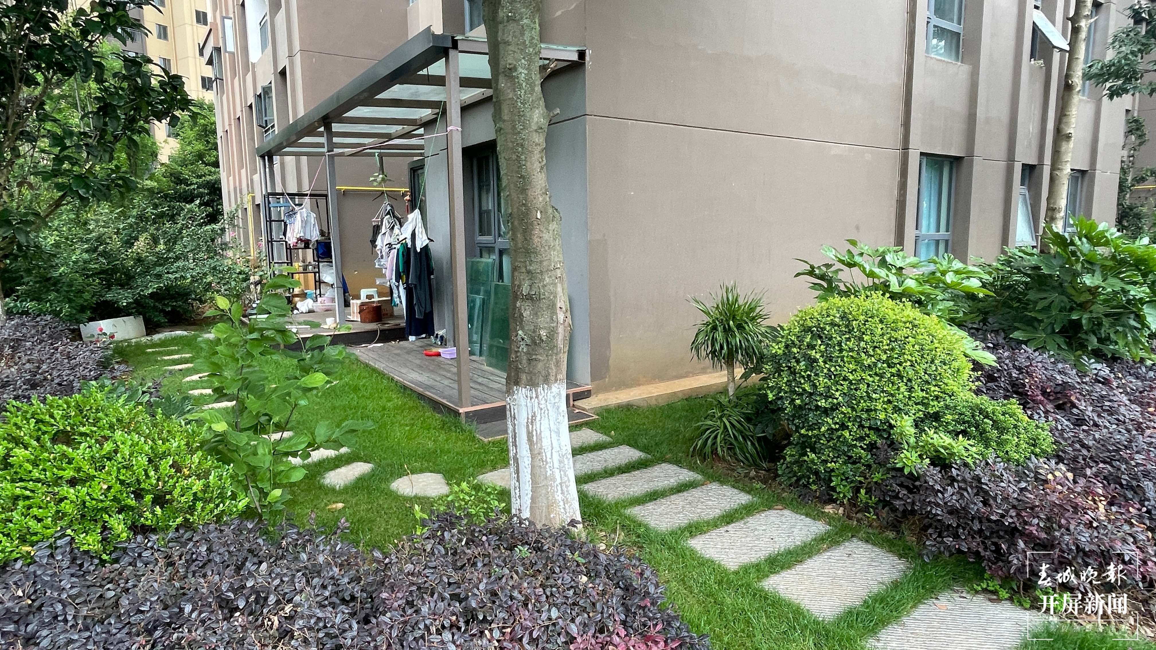 昆明一小区业主私圈公共绿地建成自家“后花园”(开屏新闻记者 马艺宁 摄)