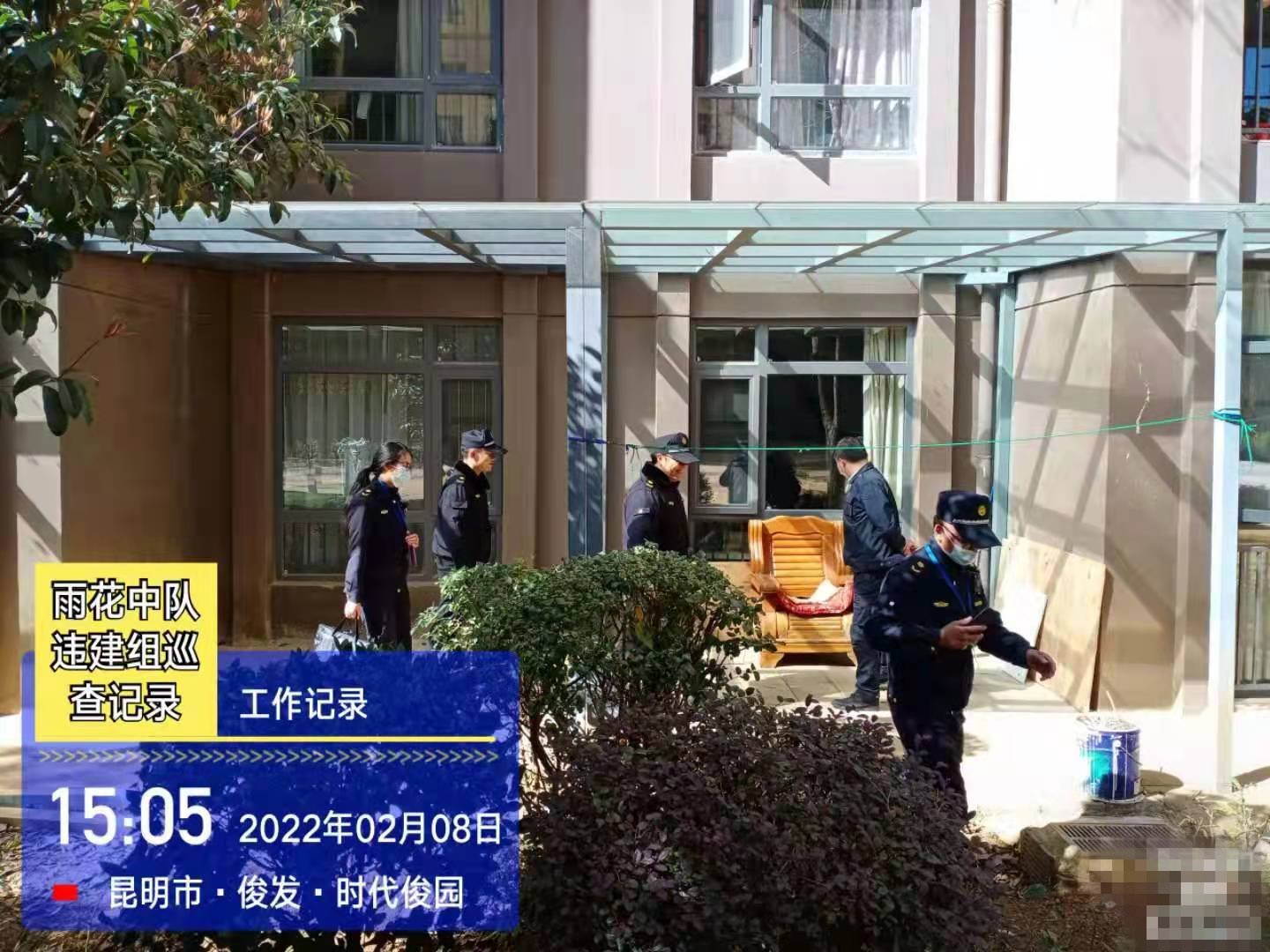 昆明一小区业主私圈公共绿地建成自家“后花园”(开屏新闻记者 马艺宁 摄)