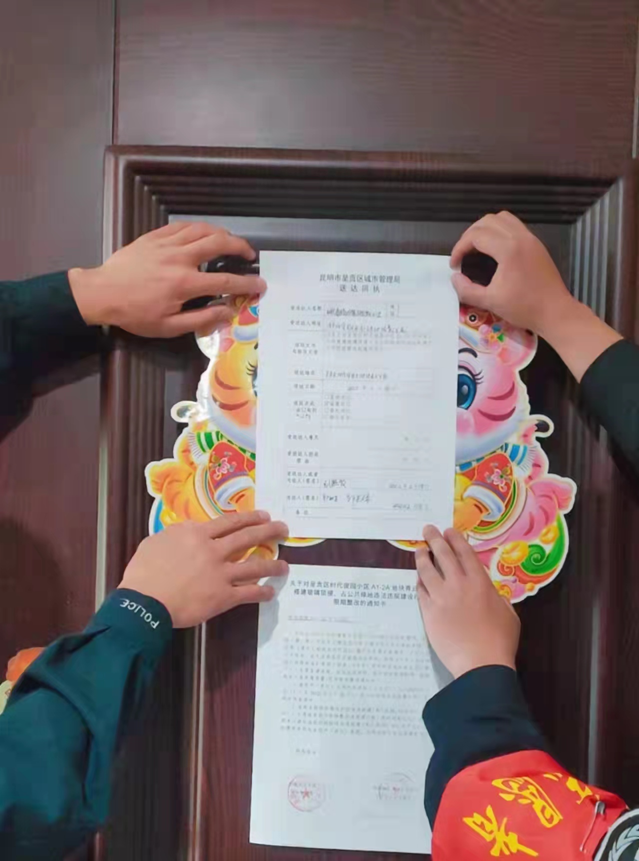 昆明一小区业主私圈公共绿地建成自家“后花园”(开屏新闻记者 马艺宁 摄)