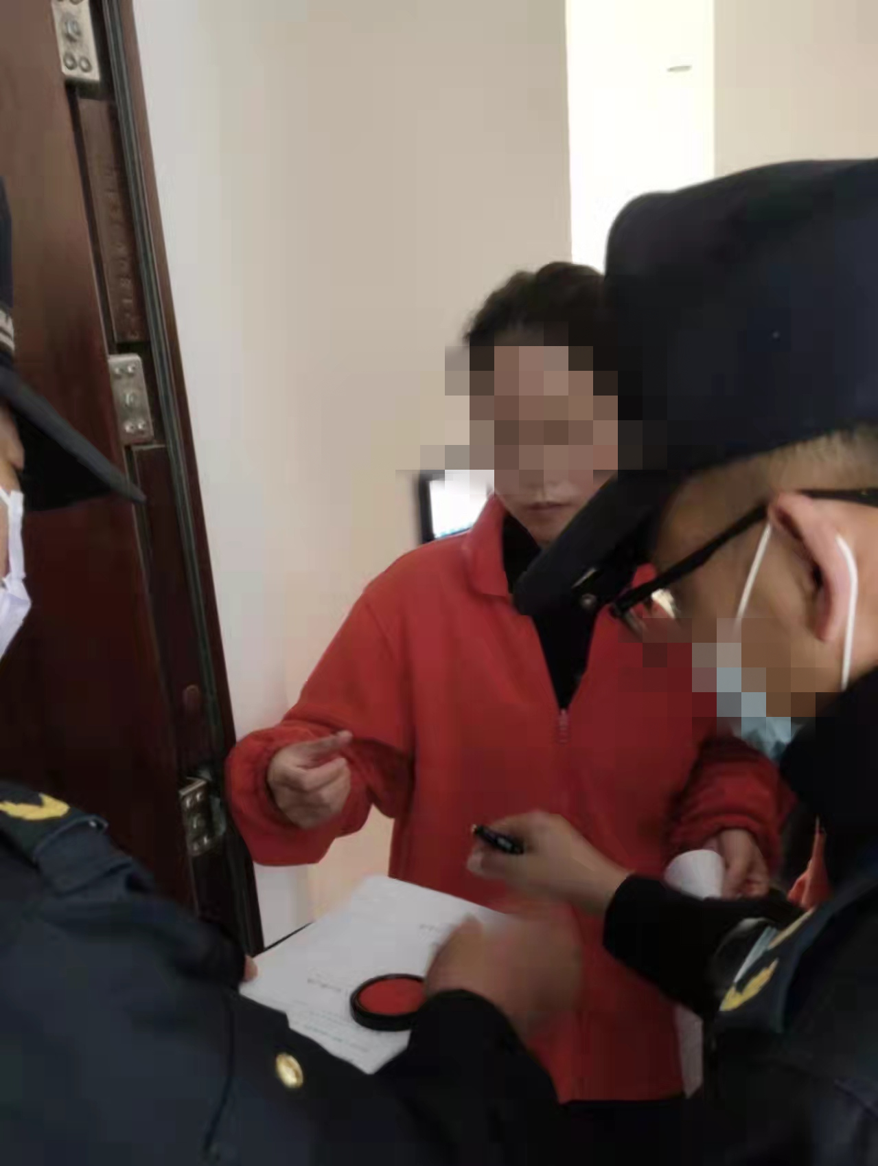 昆明一小区业主私圈公共绿地建成自家“后花园”(开屏新闻记者 马艺宁 摄)