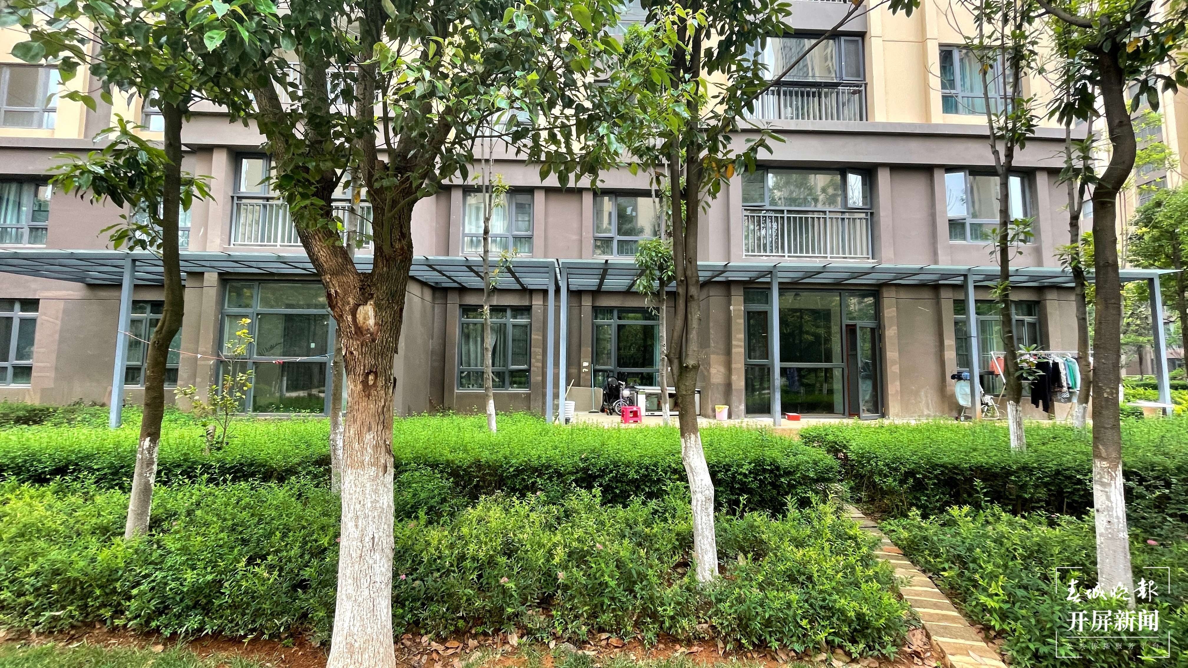 昆明一小区业主私圈公共绿地建成自家“后花园”(开屏新闻记者 马艺宁 摄)