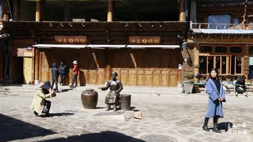 云南迪庆独克宗古城游客纷至沓来