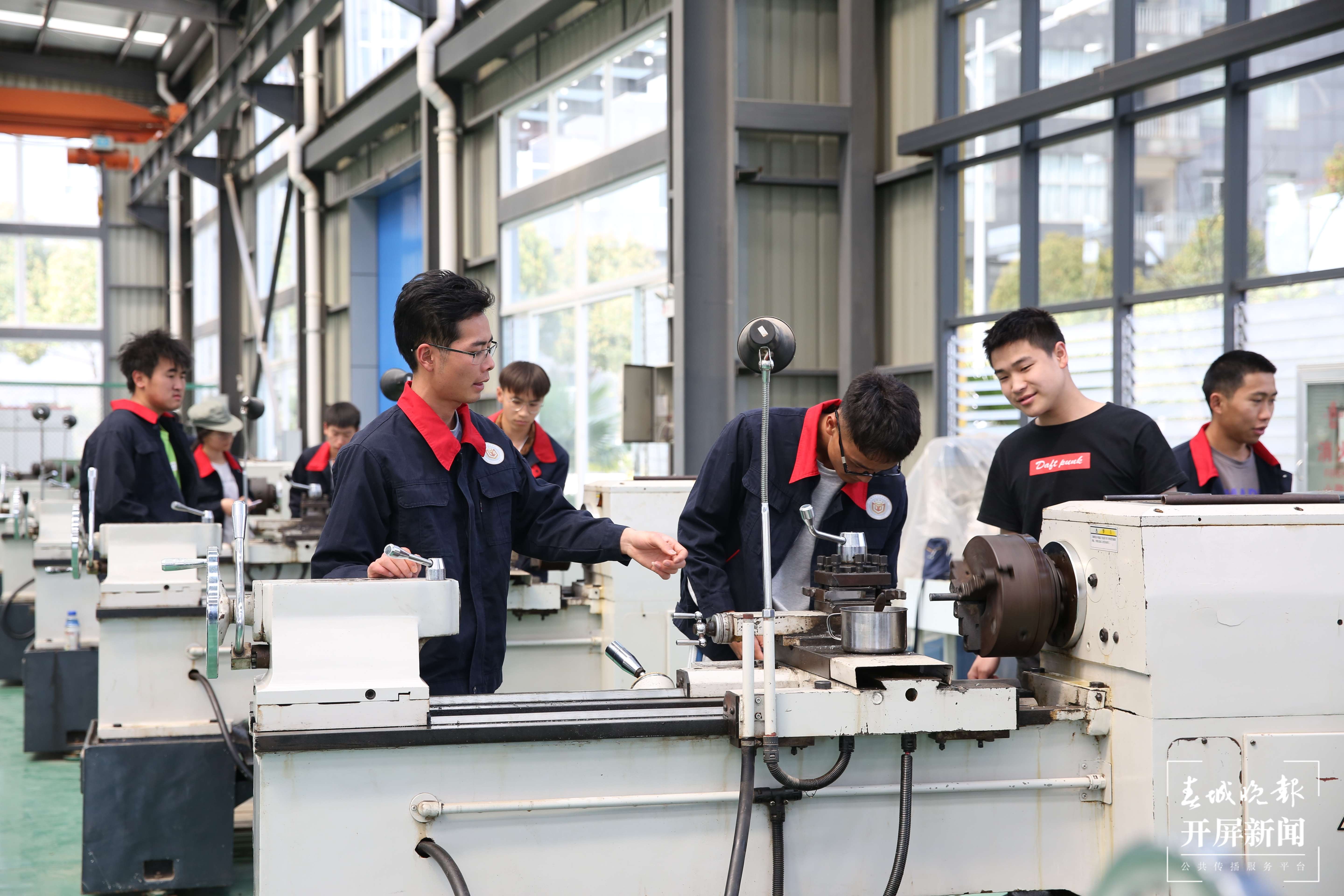 国家双高专业群-昆明冶金高等专科学校有色冶金技术专业学生在校内开展金工实训，梅云 摄.jpg