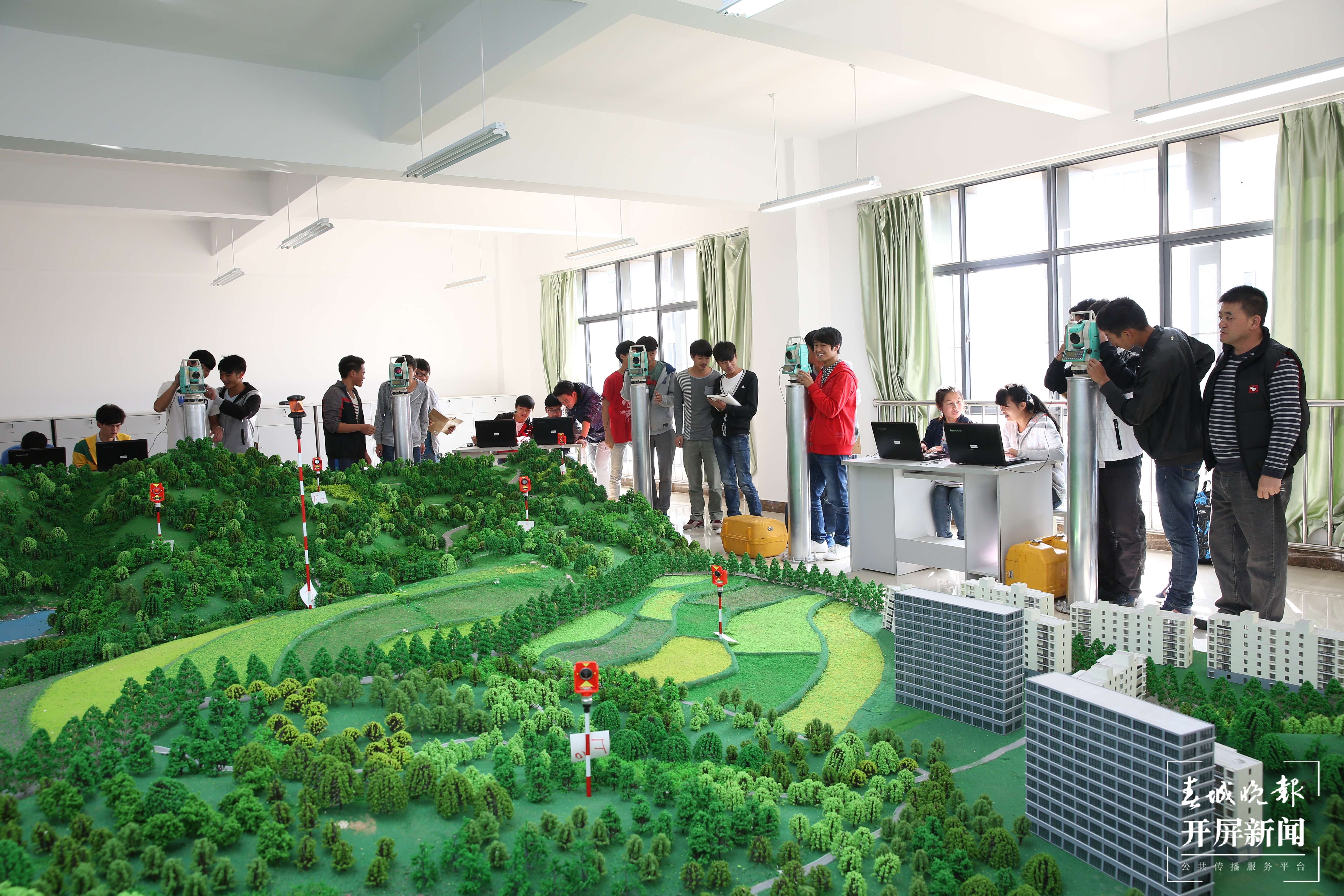 国家双高专业群-昆明冶金高等专科学校测绘工程技术专业学生在数字测图实训室开展实训，梅云 摄.jpg