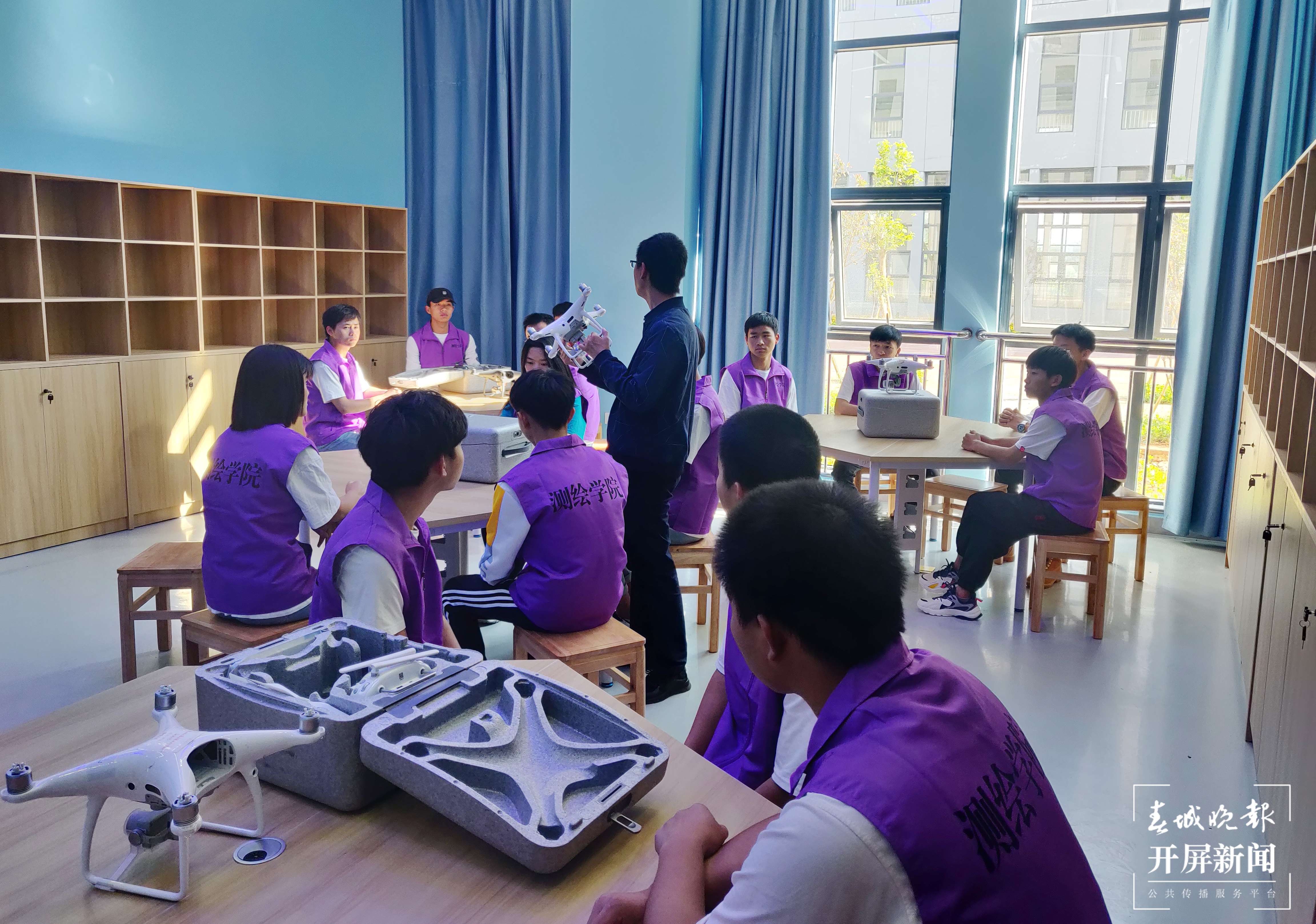 昆明冶金高等专科学校测绘学院无人机应用技术专业学生在校级智创教学实践基地开展实训，杨涛 摄.jpg