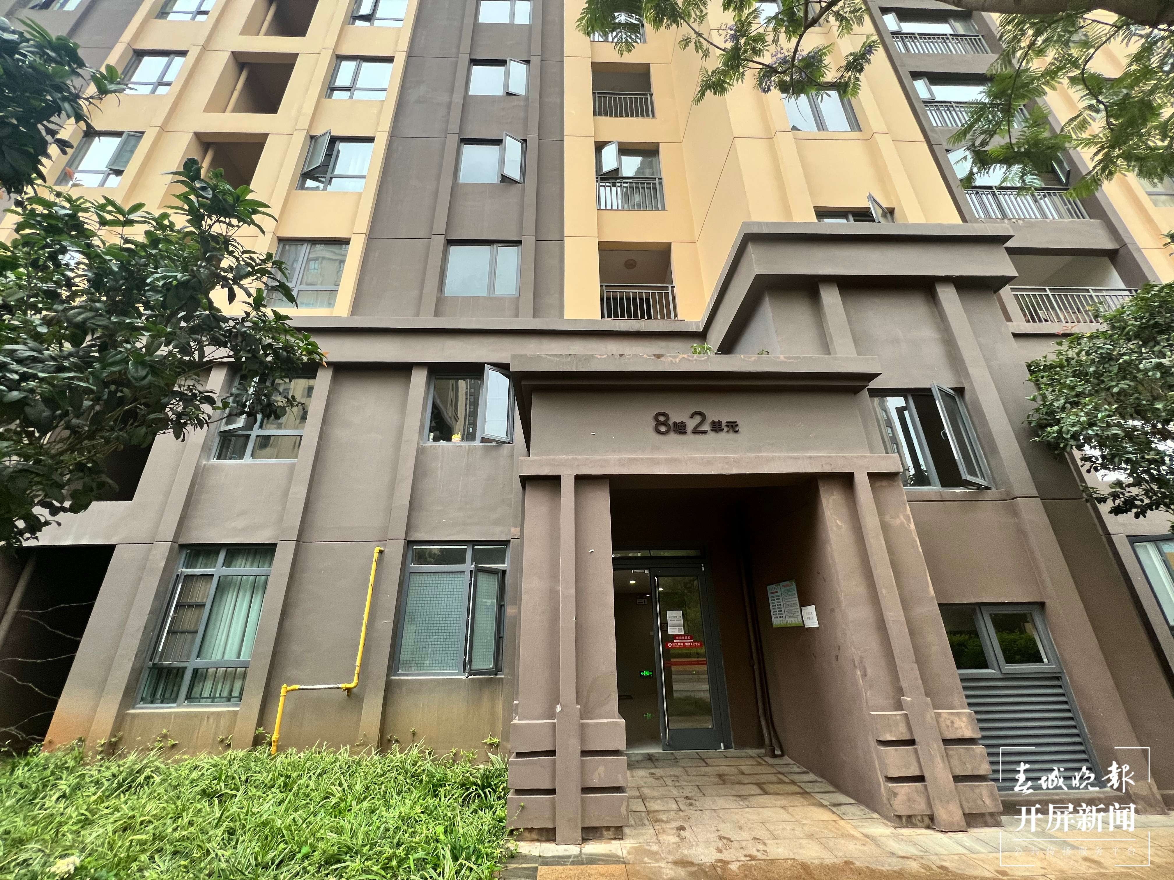 【媒体问政】昆明一小区部分业主私搭乱建引热议！业主：买房时承诺一楼带花园…（开屏新闻记者 马艺宁 摄）