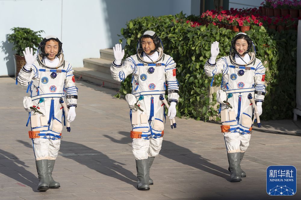 6月5日，神舟十四号载人飞行任务航天员乘组出征仪式在酒泉卫星发射中心问天阁广场举行。陈冬（中）、刘洋（右）、蔡旭哲即将开启为期6个月的飞行任务。新华社记者 才扬 摄