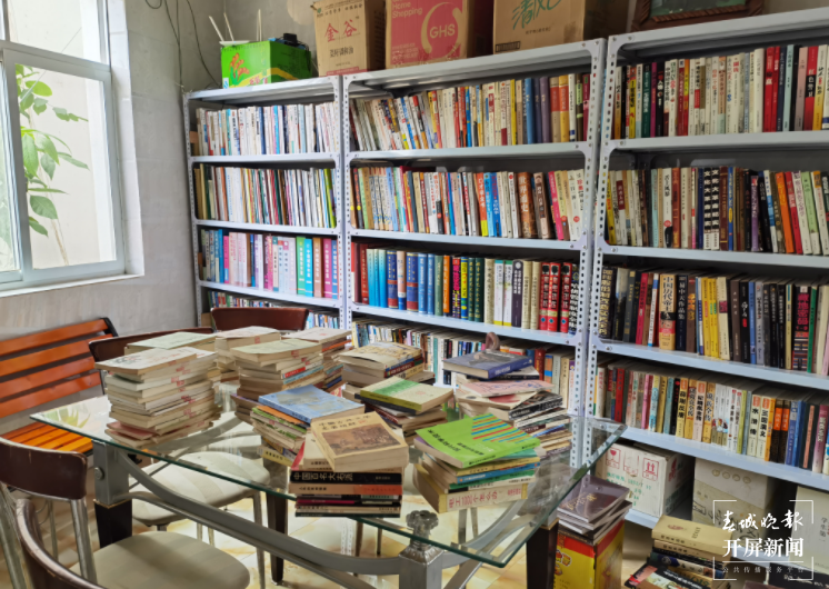 大理72岁老人村中自建图书馆！（春城晚报-开屏新闻记者 刘文波 摄）