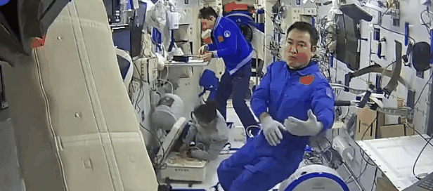 梦幻联动！冠军送英雄 盼凯旋！9.gif