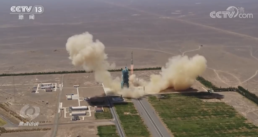 焦点访谈：太空三人组 出差造“天宫”1.png