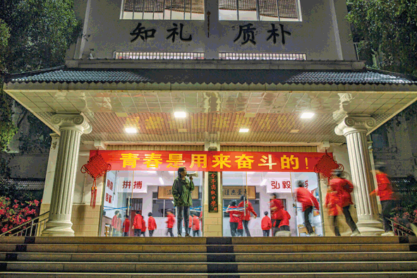 送考12年的张桂梅曾独自参加4次高考