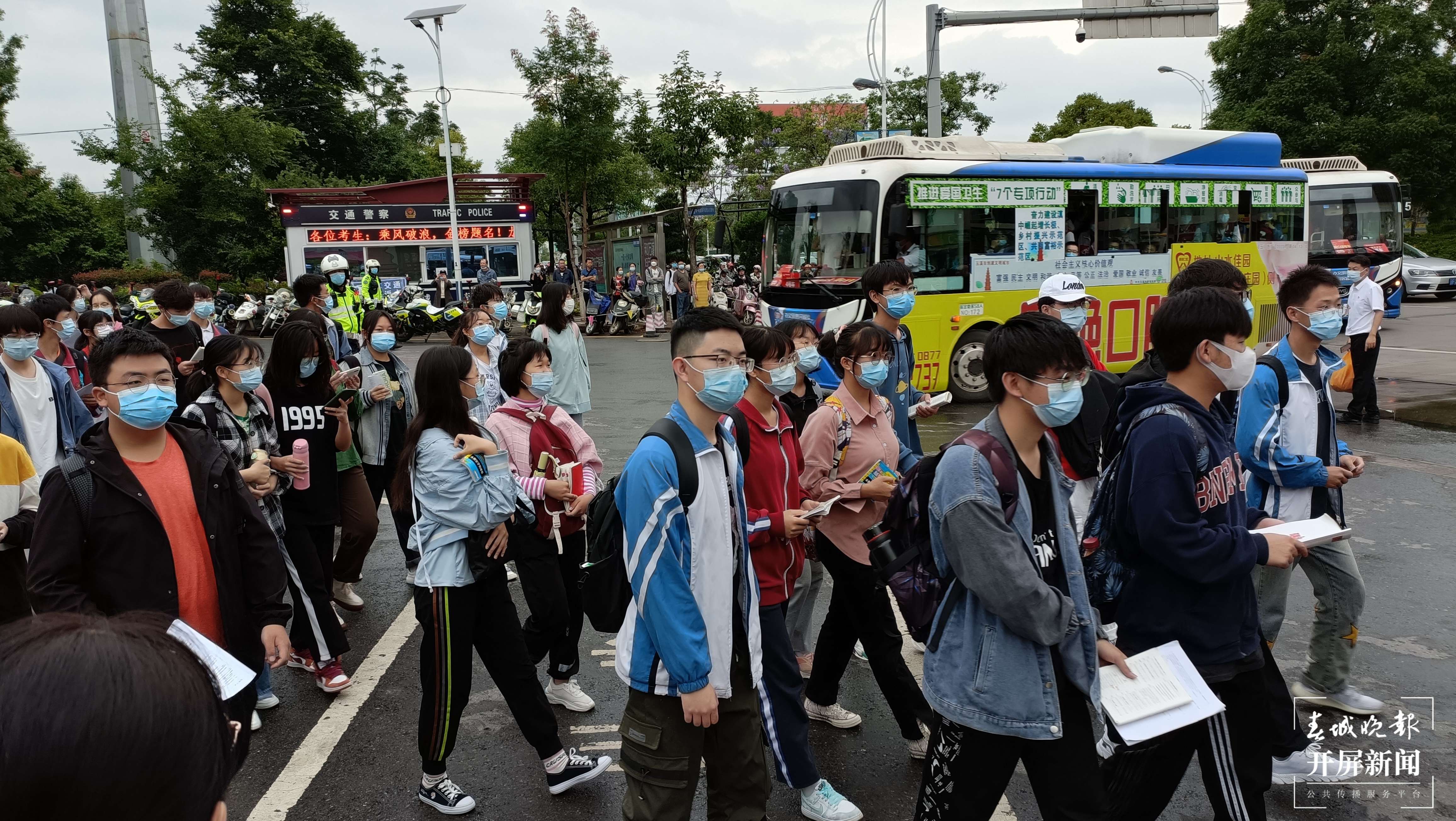 高考首日，玉溪家长老师花式“讨彩头”（开屏新闻记者 李春丽 摄）