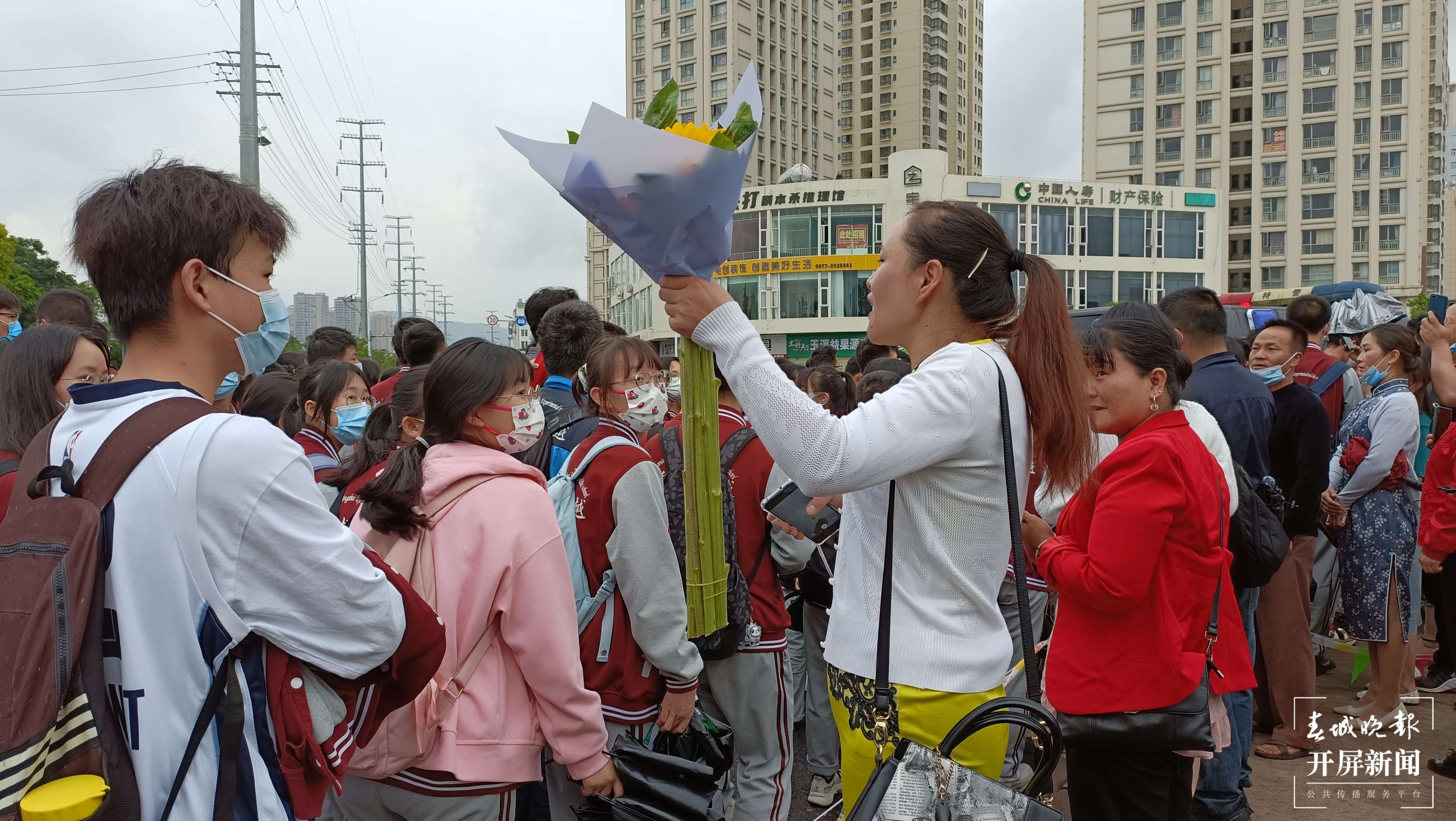 高考首日，玉溪家长老师花式“讨彩头”（开屏新闻记者 李春丽 摄）