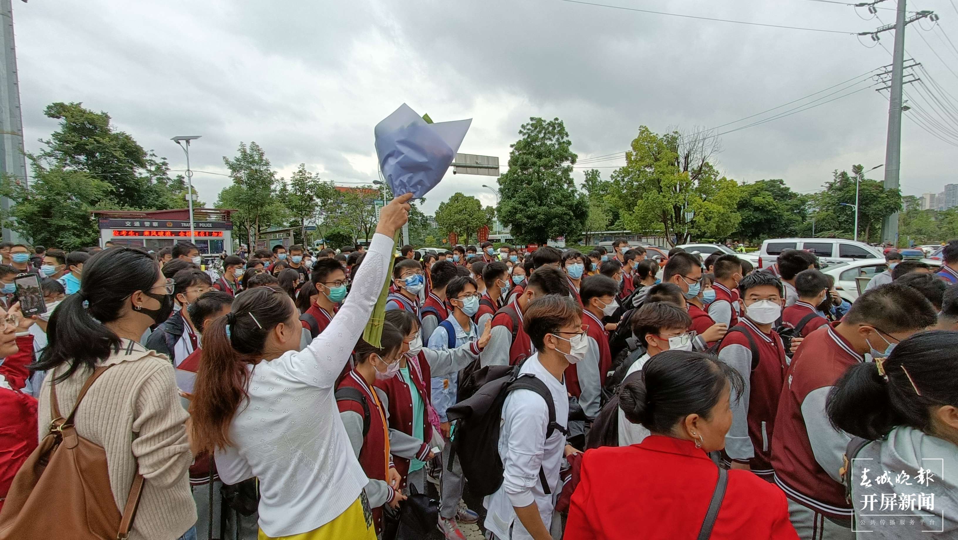 高考首日，玉溪家长老师花式“讨彩头”（开屏新闻记者 李春丽 摄）