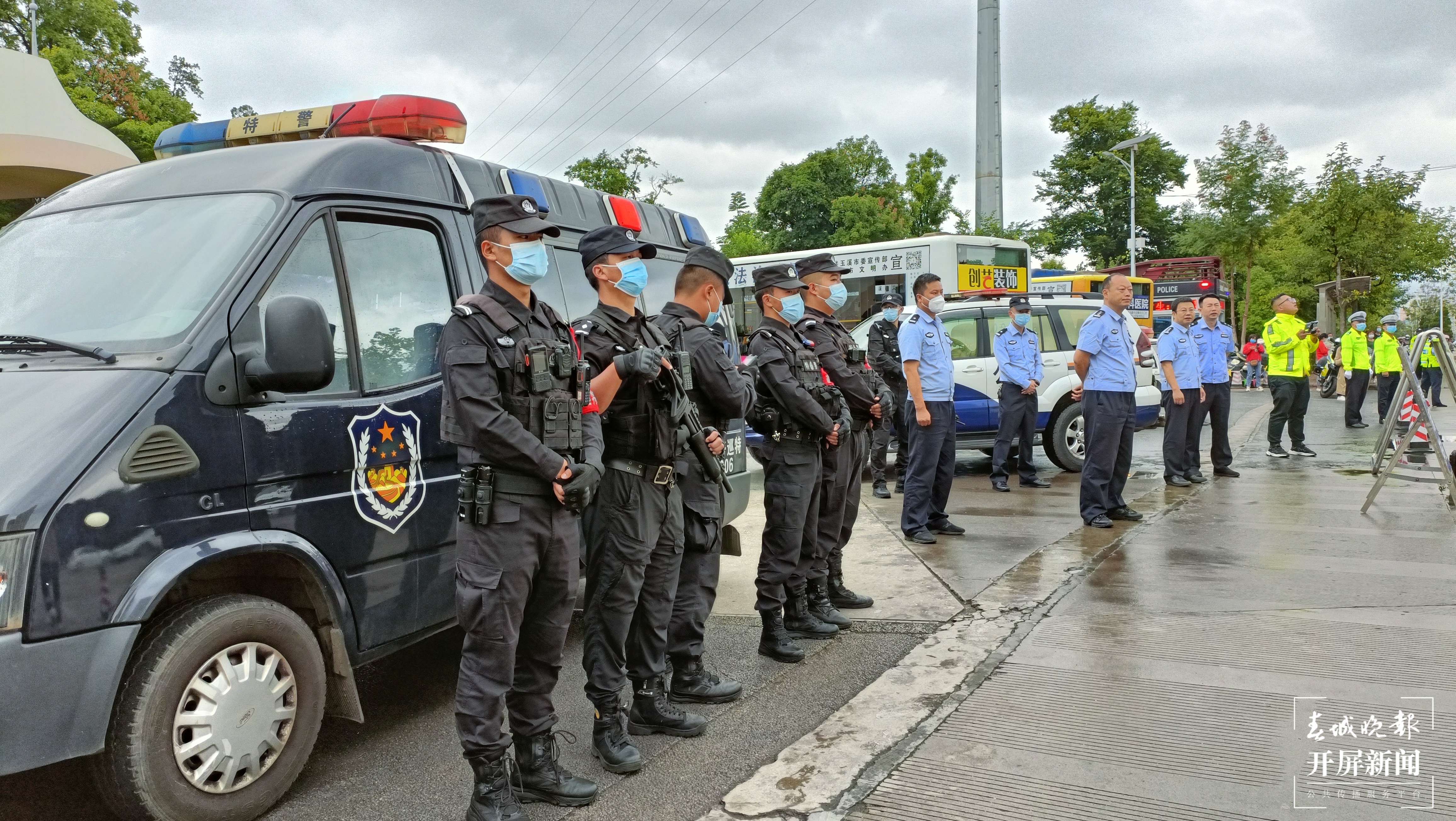 高考首日，玉溪家长老师花式“讨彩头”（开屏新闻记者 李春丽 摄）