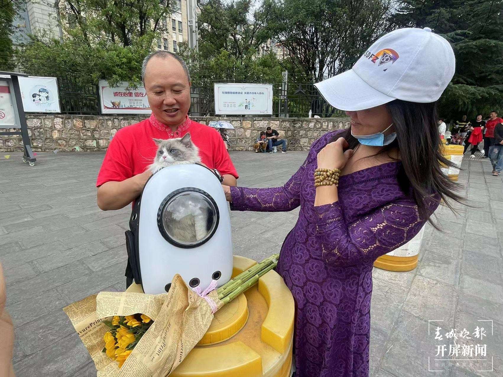 高考啦！考场外，他们在干啥？