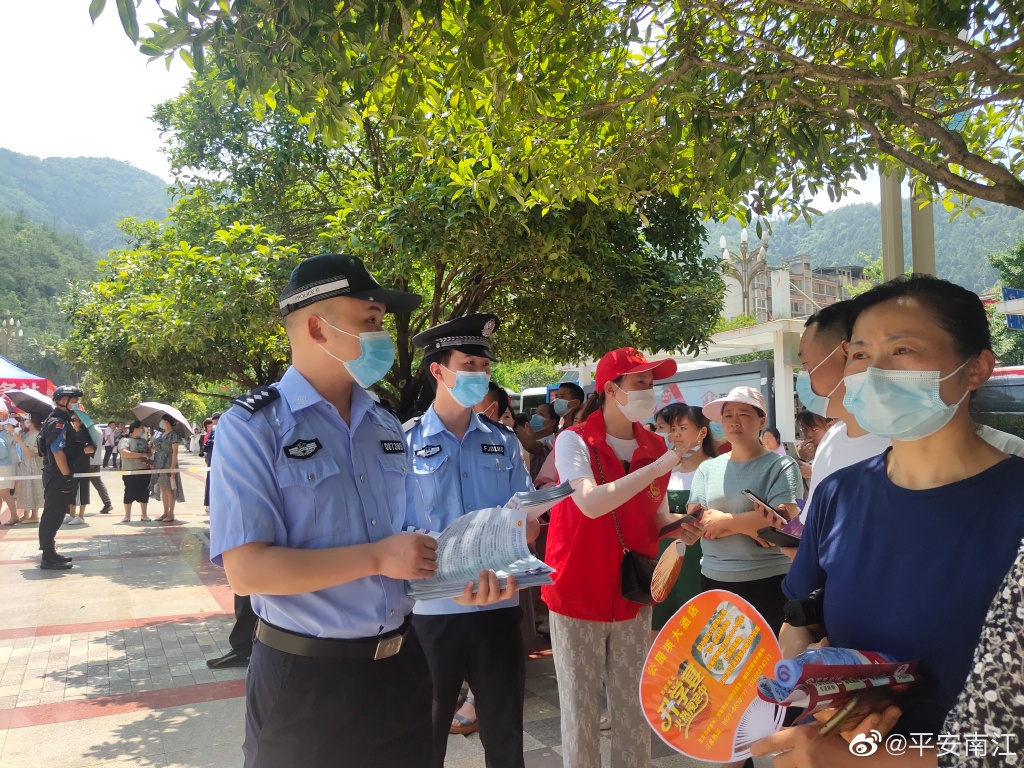 高考啦！考场外，他们在干啥？