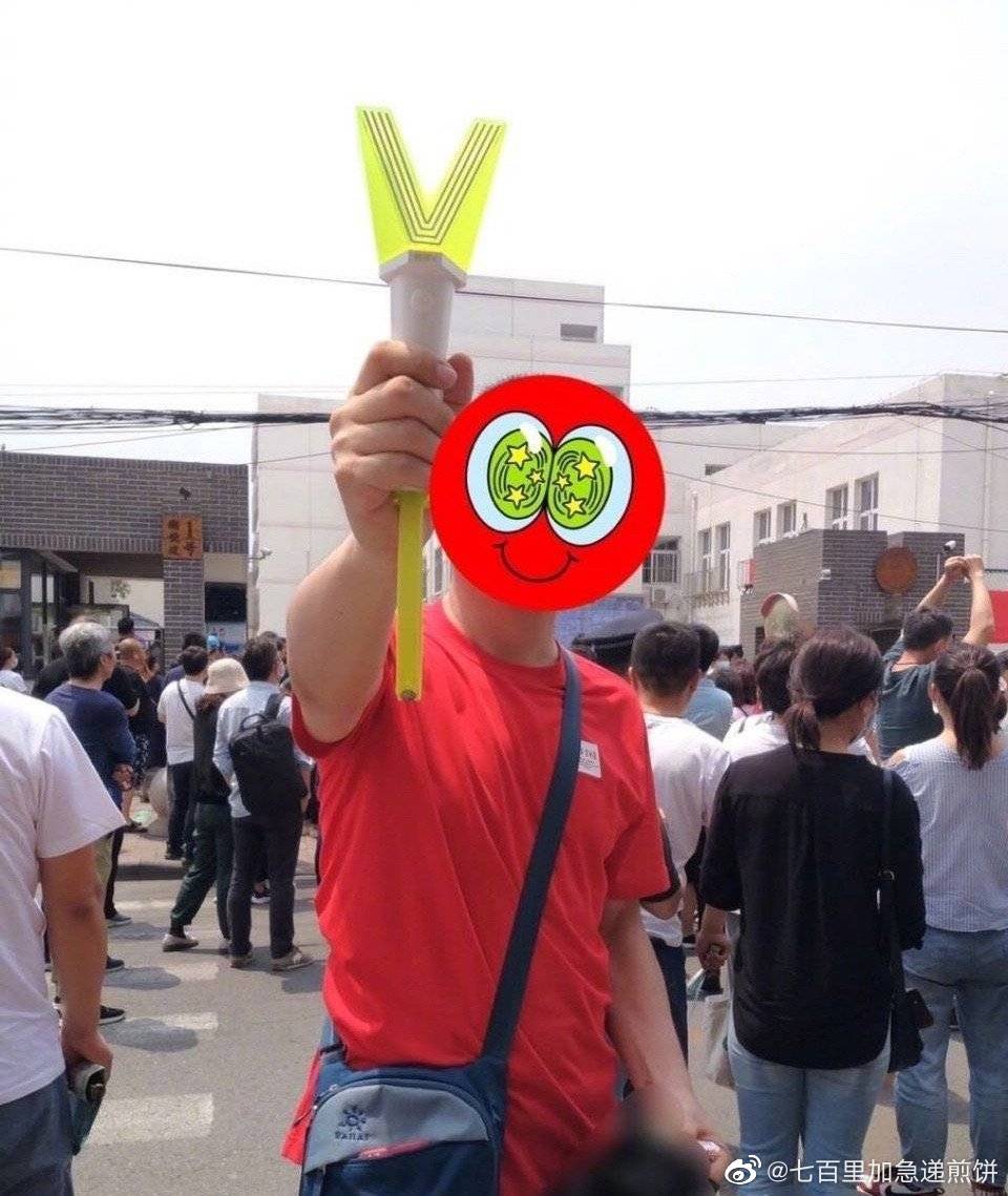 高考啦！考场外，他们在干啥？