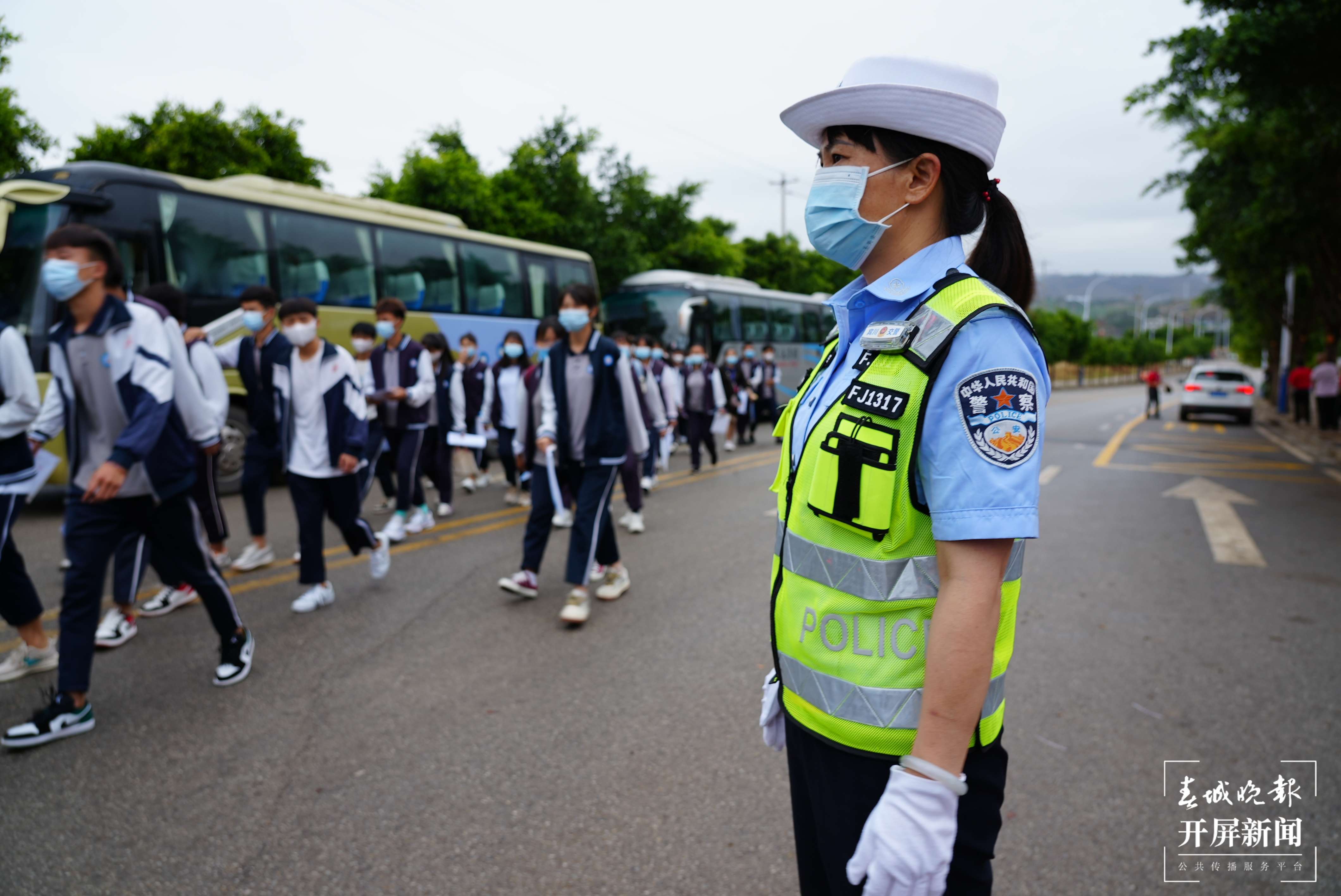 一次特殊的“陪考”:孩子在场内答卷,妈妈在场外站岗