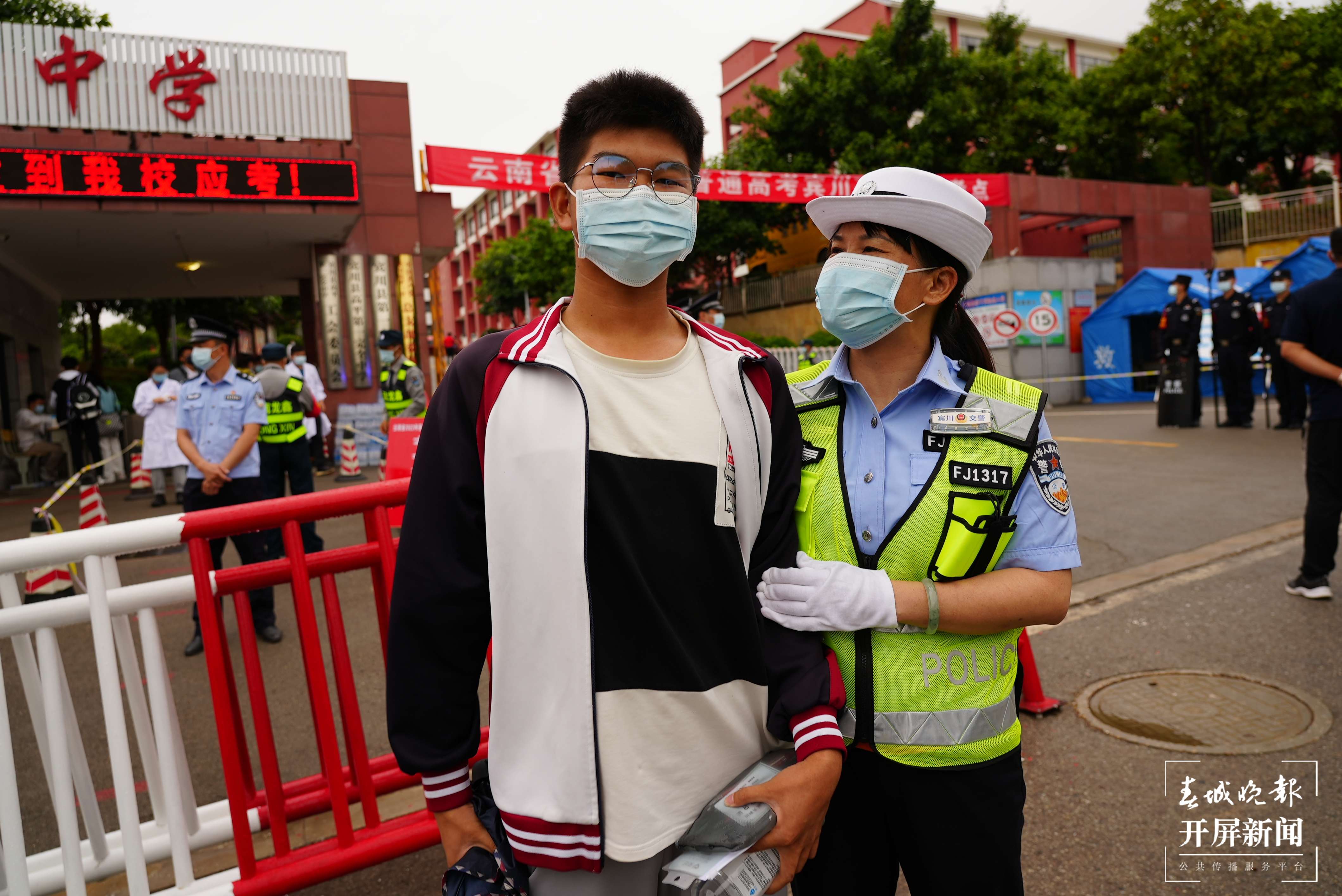 一次特殊的“陪考”:孩子在场内答卷,妈妈在场外站岗