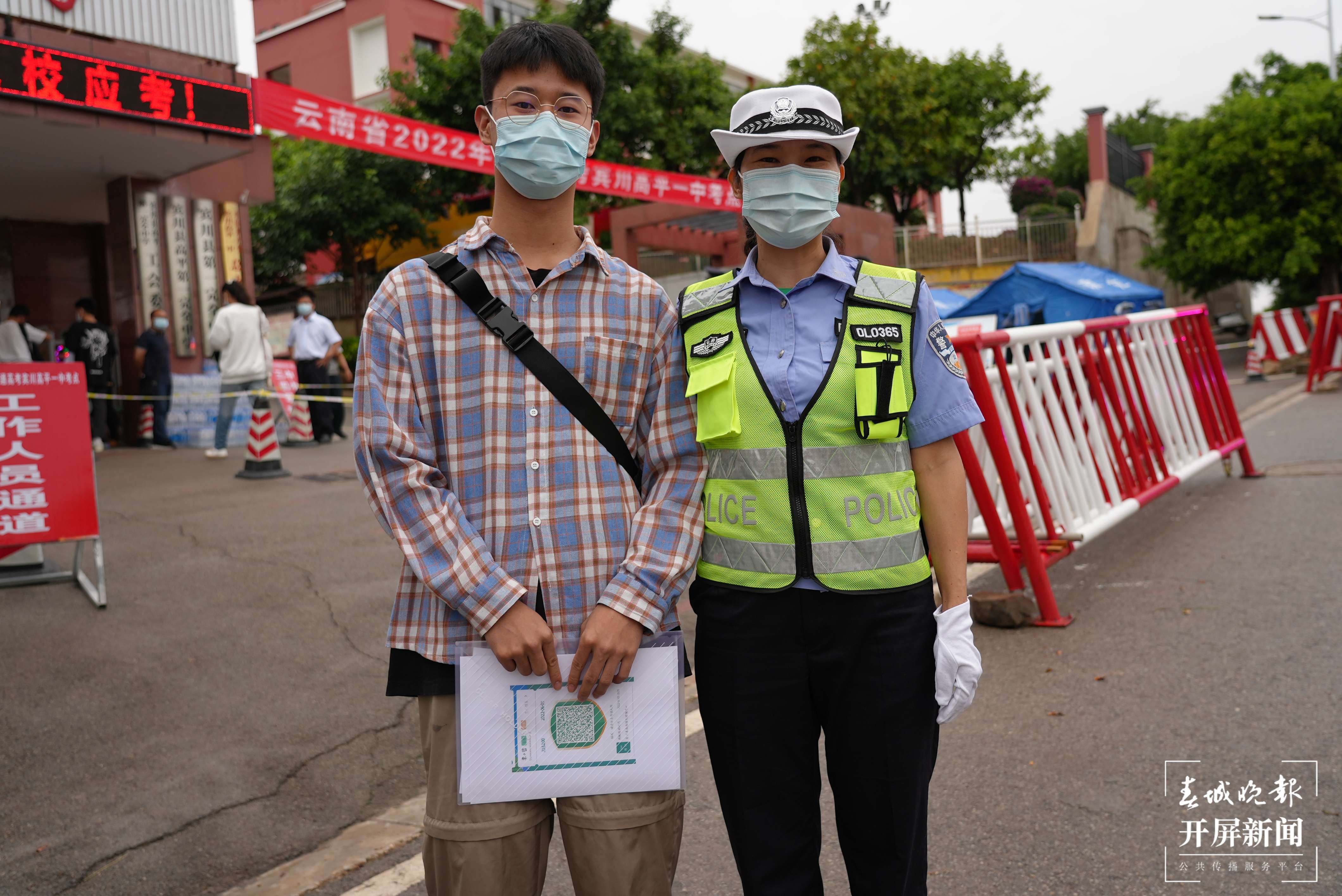 一次特殊的“陪考”:孩子在场内答卷,妈妈在场外站岗