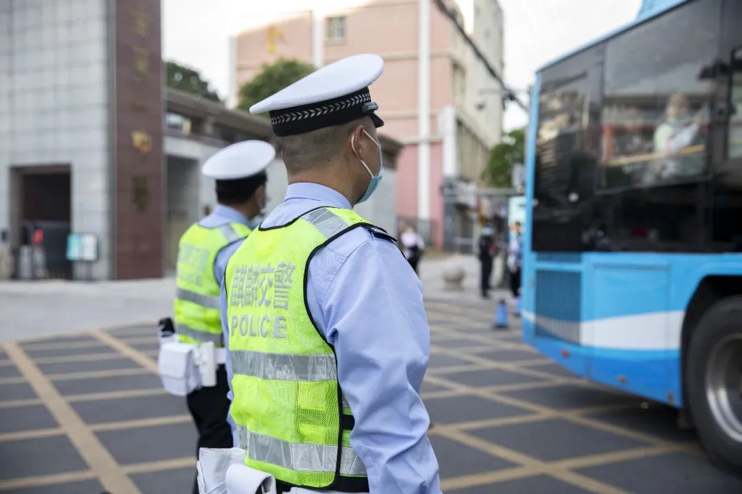 高考首日,关键时刻曲靖交警火速“救场” 蒋琼波 通讯员 周清芳 赵鹏 吕林彦 摄