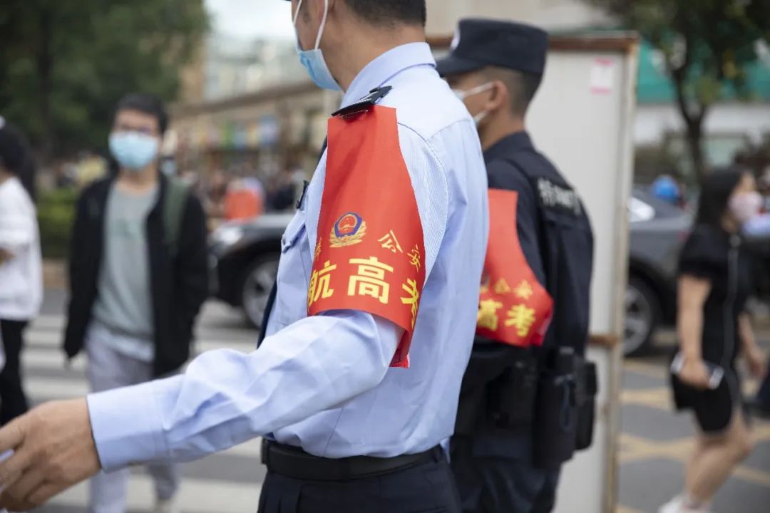 高考首日,关键时刻曲靖交警火速“救场” 蒋琼波 通讯员 周清芳 赵鹏 吕林彦 摄