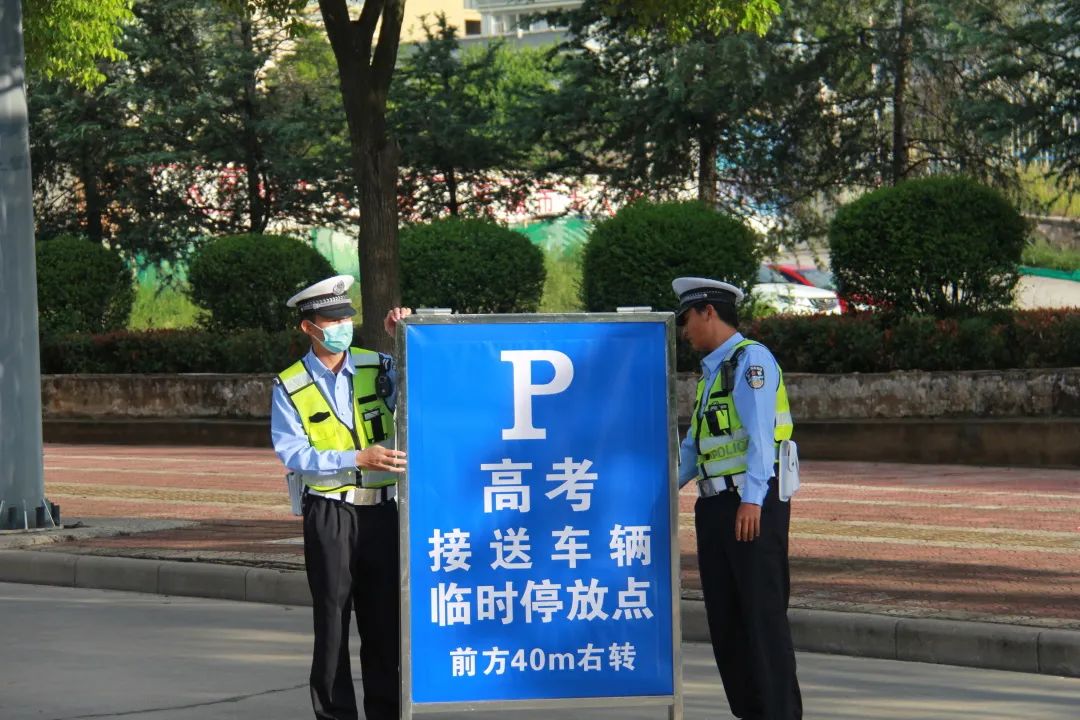 高考首日,关键时刻曲靖交警火速“救场” 蒋琼波 通讯员 周清芳 赵鹏 吕林彦 摄