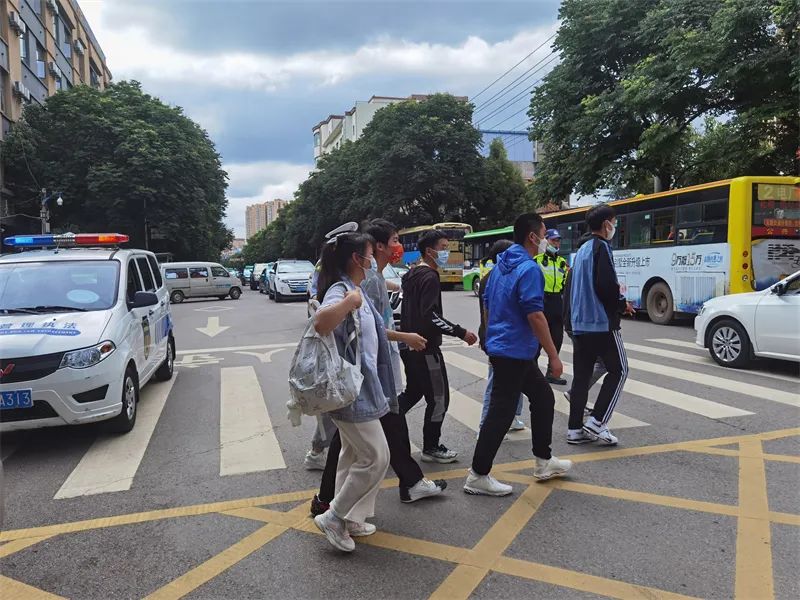高考首日,关键时刻曲靖交警火速“救场” 蒋琼波 通讯员 周清芳 赵鹏 吕林彦 摄
